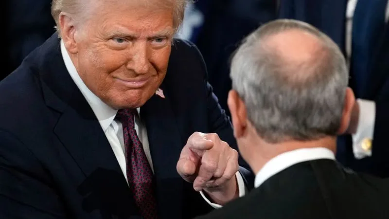 John Roberts está tratando de enviar un mensaje sobre Trump, pero en gran medida está en sintonía con él