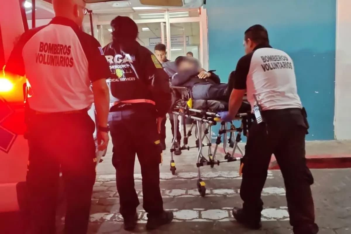 El miembro de la PNC fue trasladado a un centro asistencial.