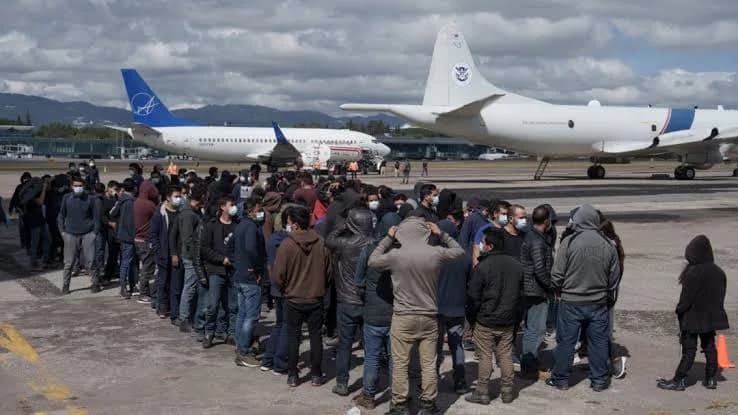 Deportados arriban a Guatemala.