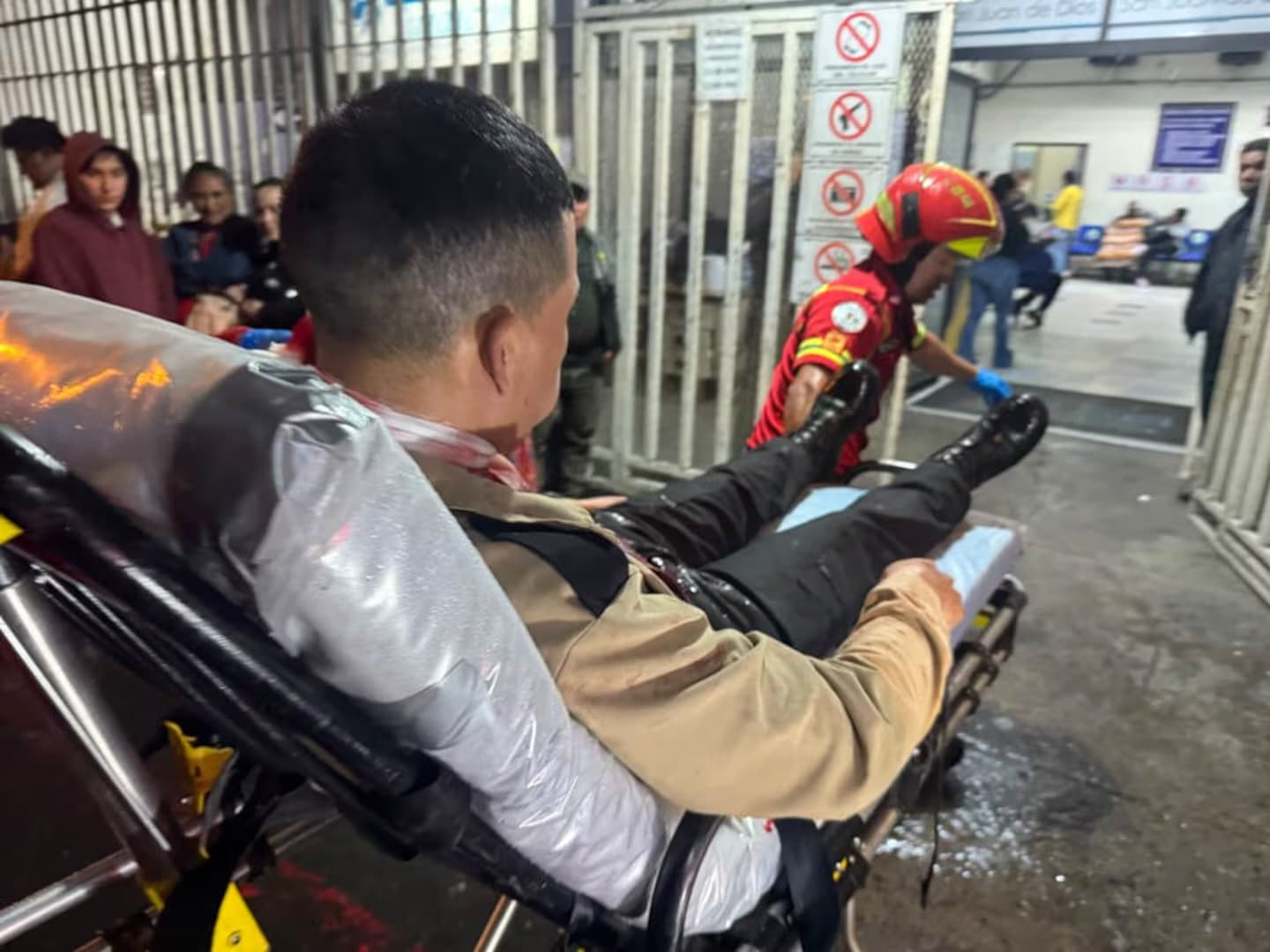 El momento del traslado del guardia de seguridad.