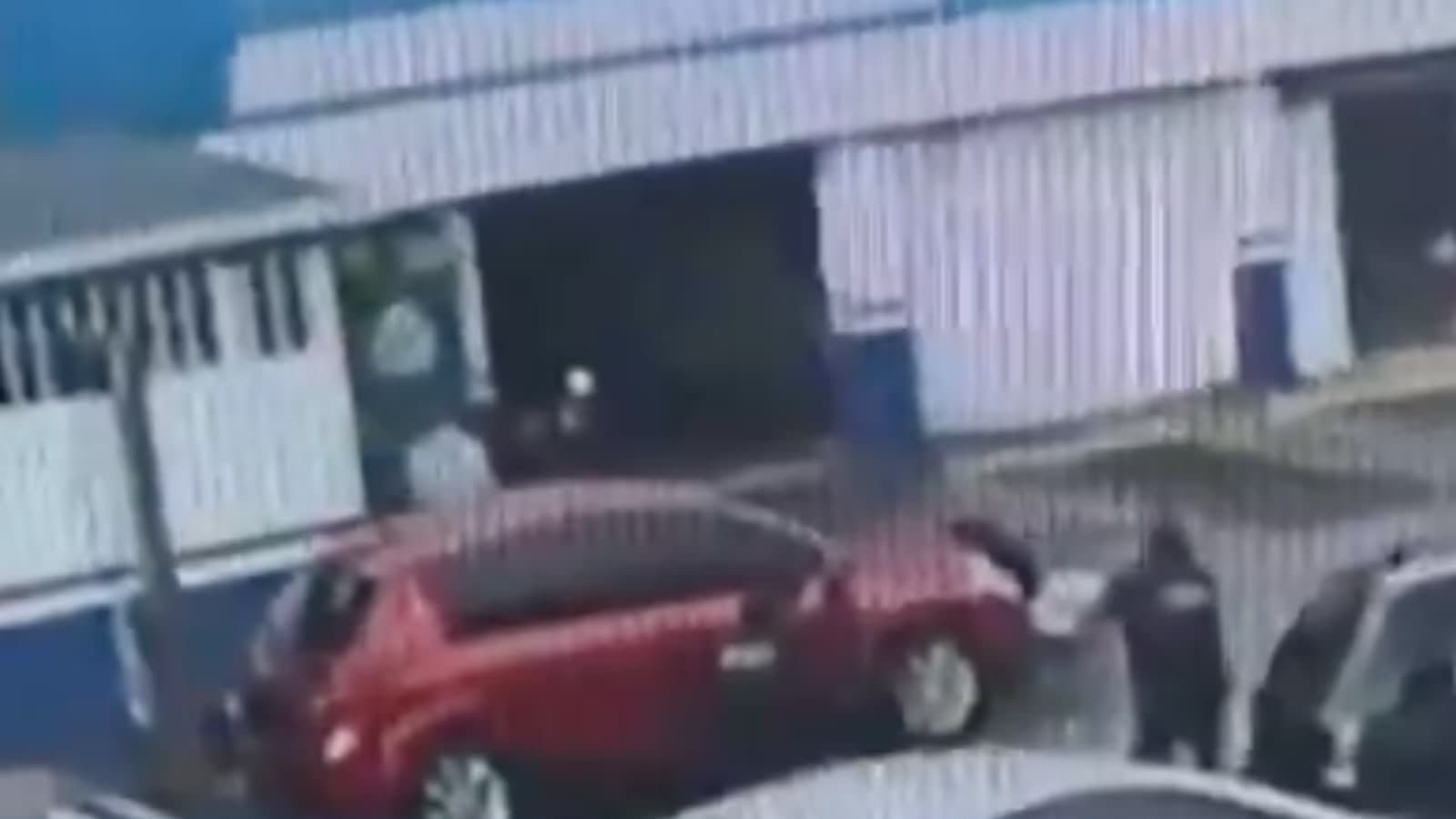 Las cámaras de seguridad capturaron el momento.