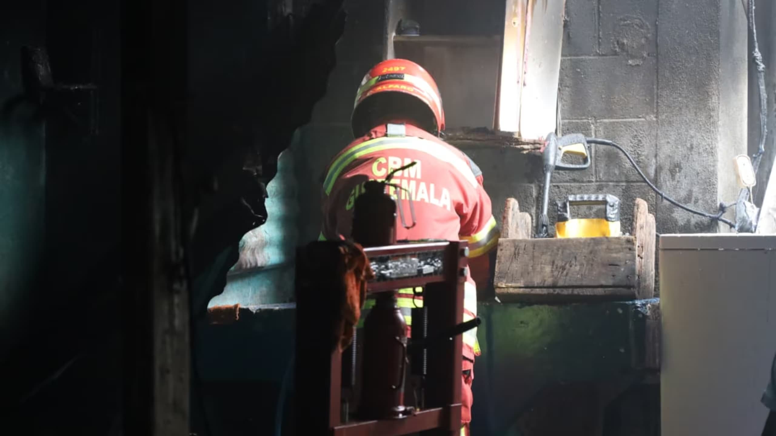 Los bomberos sofocando el fuego.