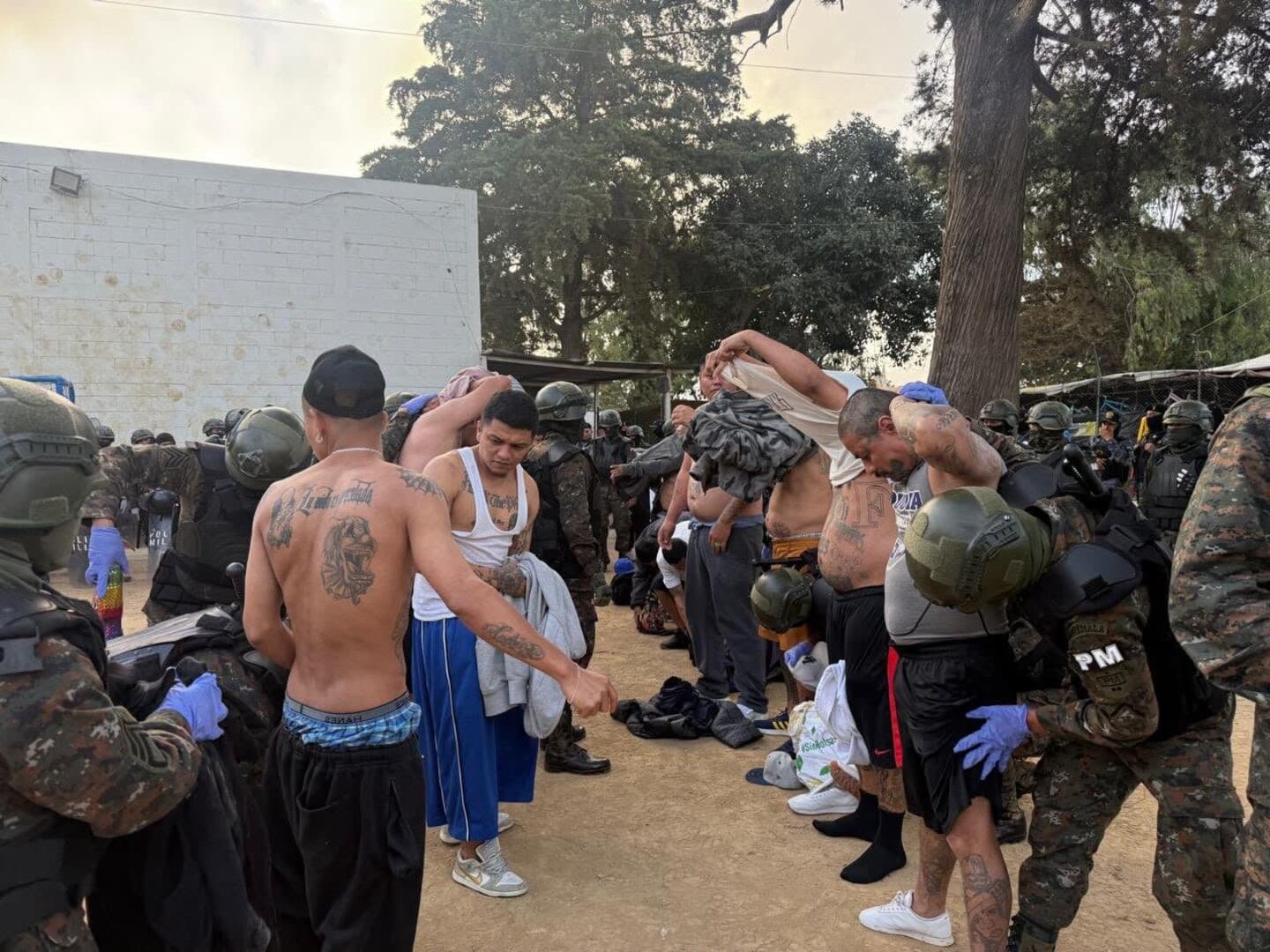 Los reclusos siendo revisados.