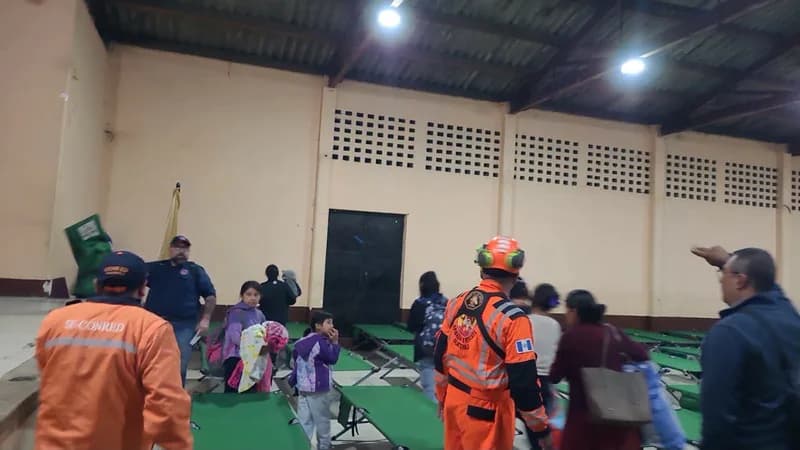 Evacúan comunidades cercanas por la nueva fase eruptiva del Volcán de Fuego