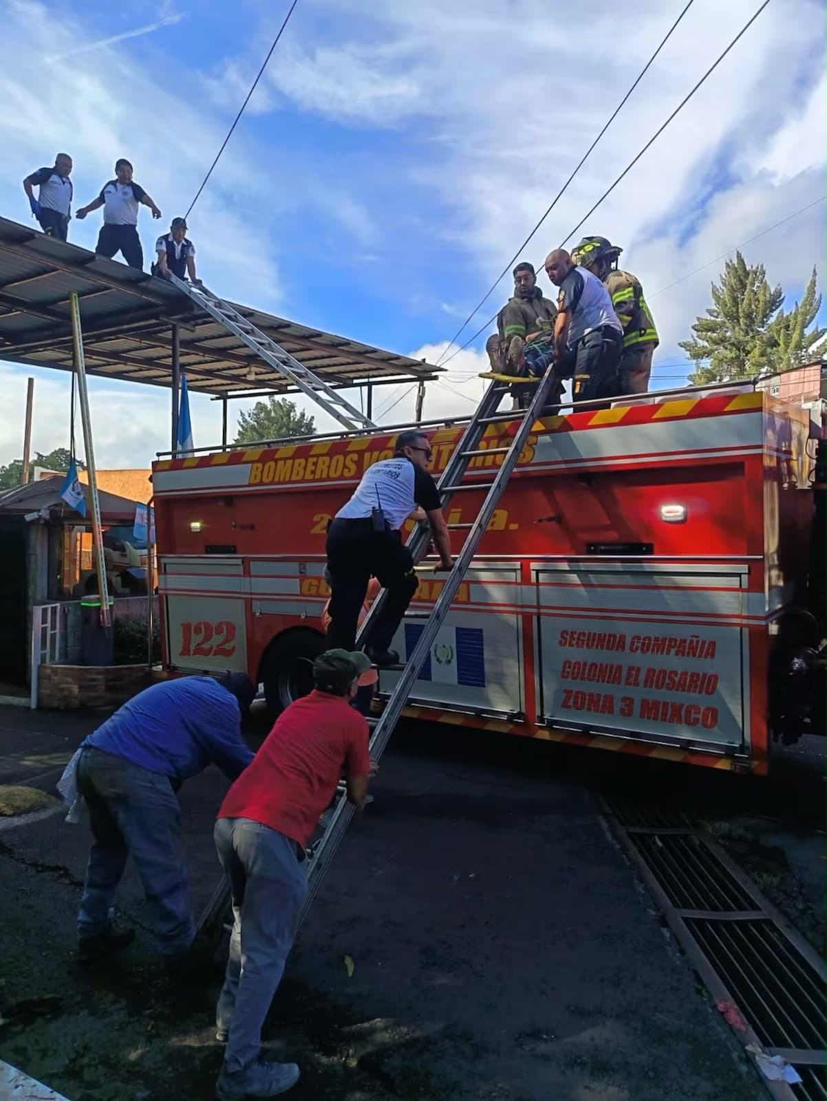 Los bomberos voluntarios al momento del rescate.