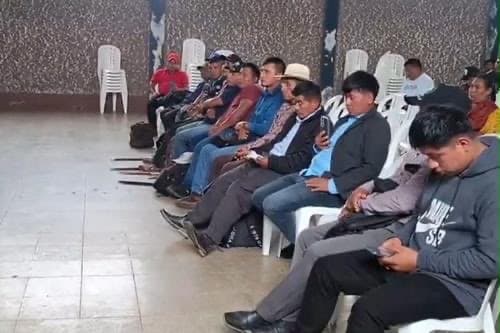 Los hermanos Choc Toz junto a la comuna.
