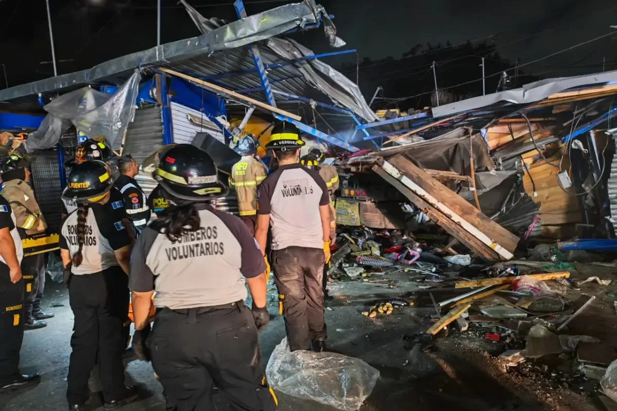 Bomberos voluntarios acudieron al lugar.