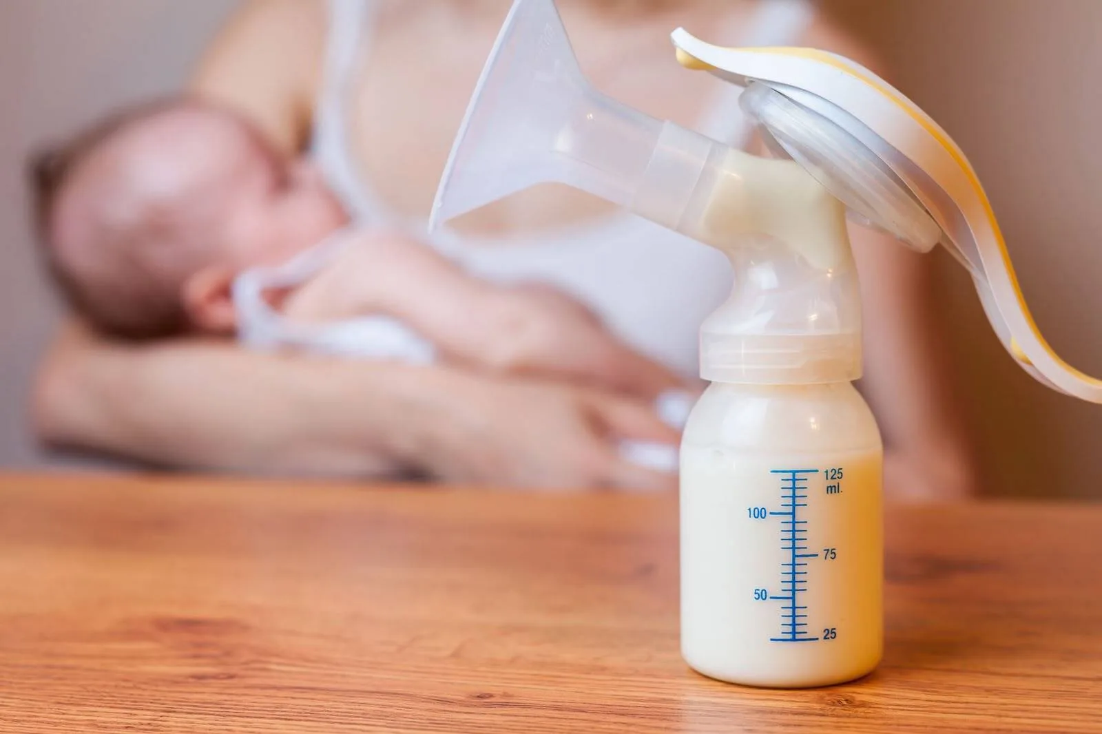 Extracción manual de leche materna, salud para tu bebé y tranquilidad en el trabajo