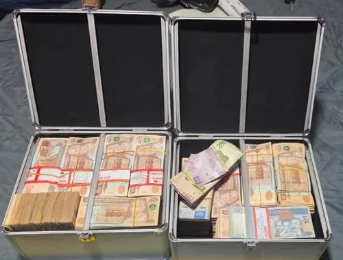 Dinero hallado durante los operativos.