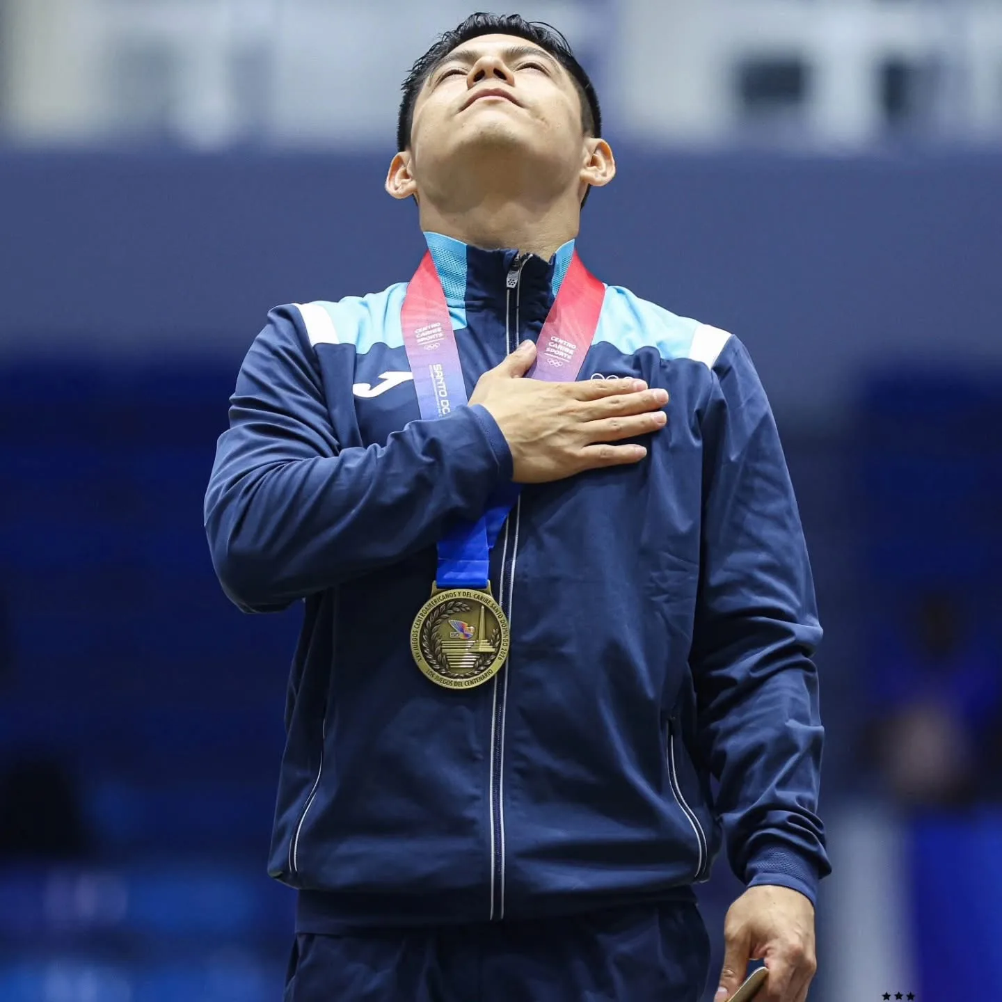 Jorge Vega al recibir su medalla.