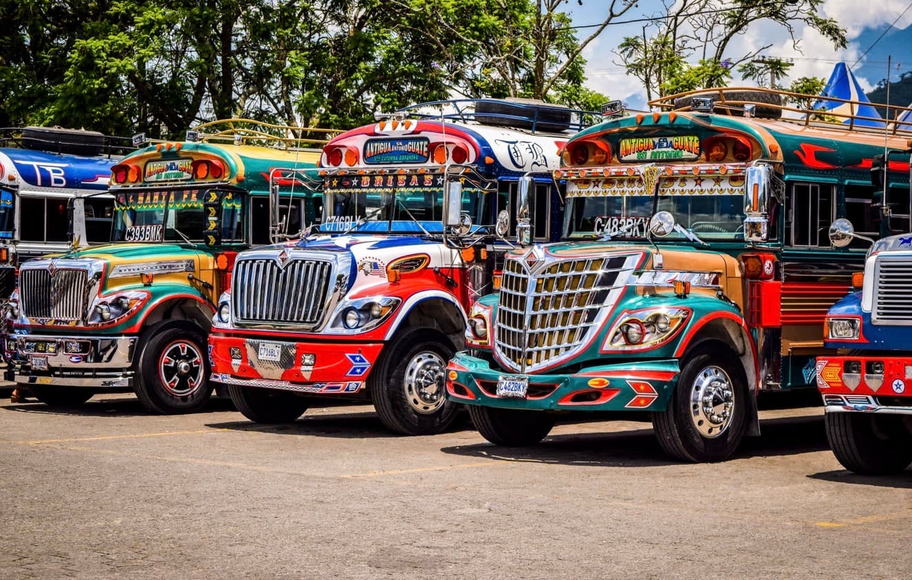 Buses en la terminal de La Antigua Guatemala.