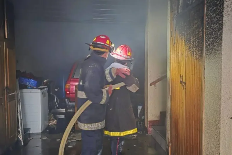 Bomberos trabajaron para rescatar a la familia.