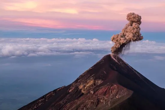 Fase eruptiva continúa.