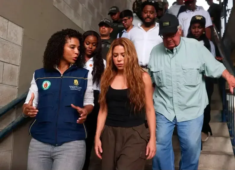 Shakira llega a Colombia