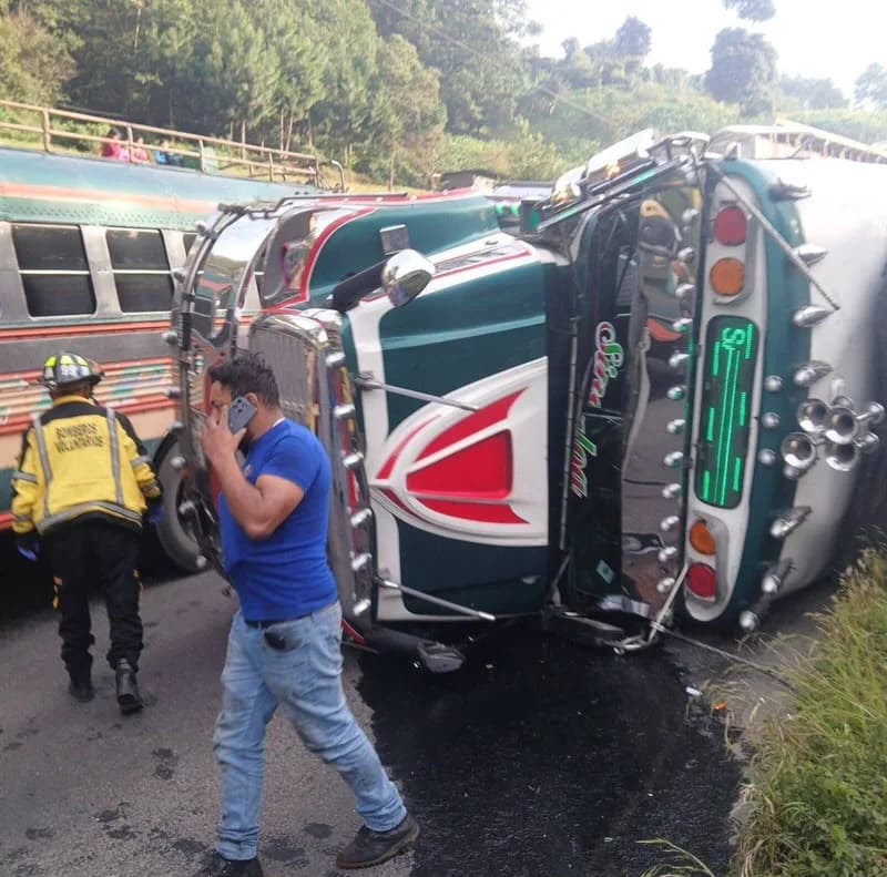 Bus extraurbano vuelca en la ruta Interamericana y deja varios heridos
