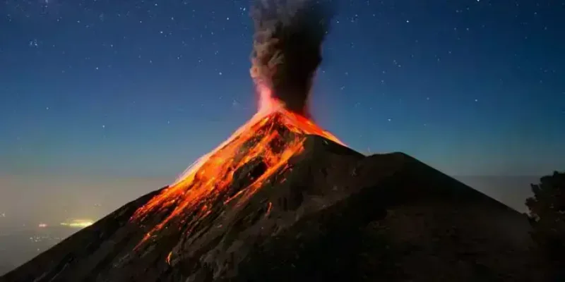 Volcán de fuego en acción.
